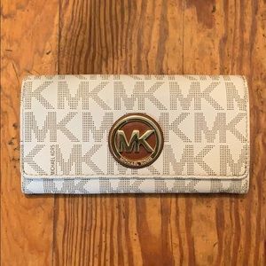 White Michael Kors Wallet